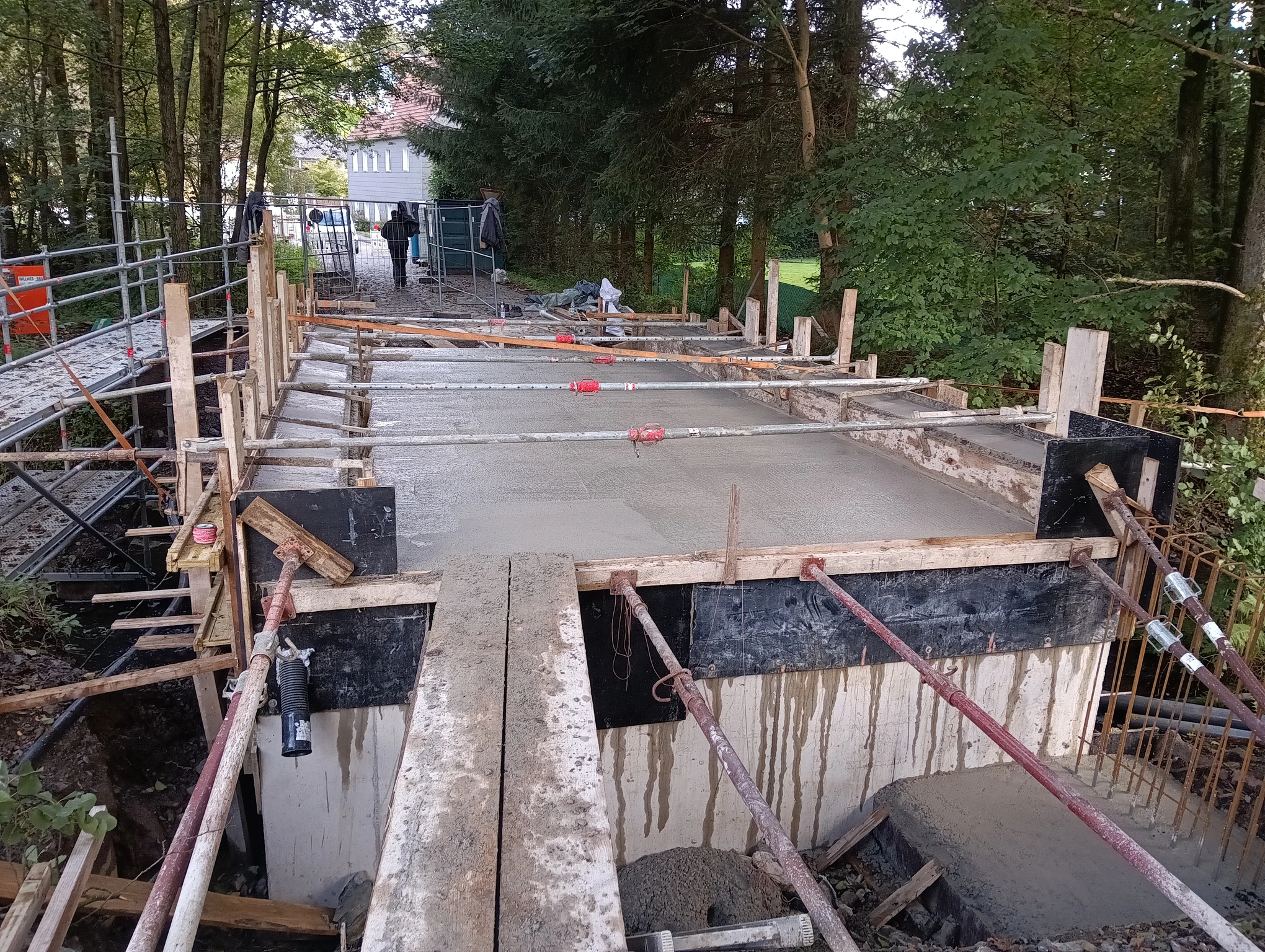 Kleine Betonbrücke als Flussüberquerung Kleine Betonbrücke als Flussüberquerung